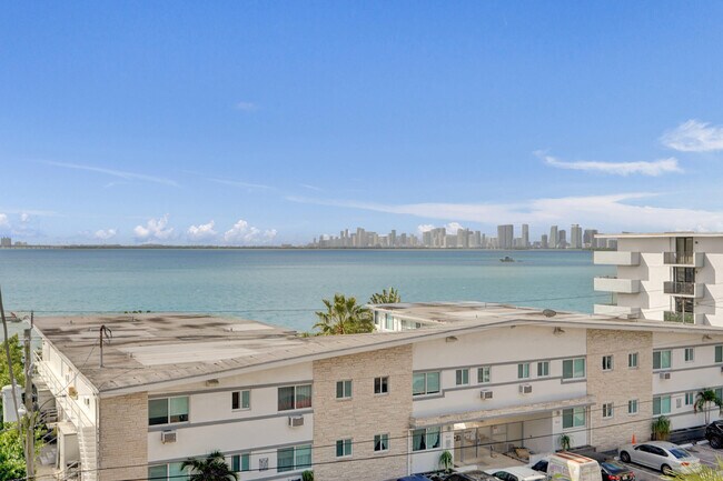 Building Photo - 1801 S Treasure Dr