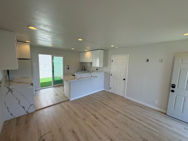 Living rm / kitchen - 1604 Mackay Ln