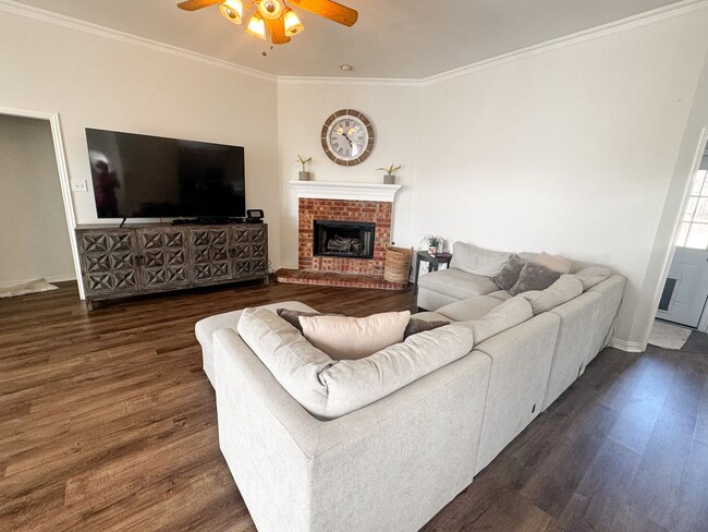 Building Photo - Beautiful Keene Home - 5 Bedroom, 2.5 Bath