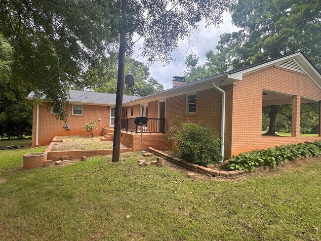 Building Photo - Spacious Brick Ranch on 3 Private Acres in Commerce