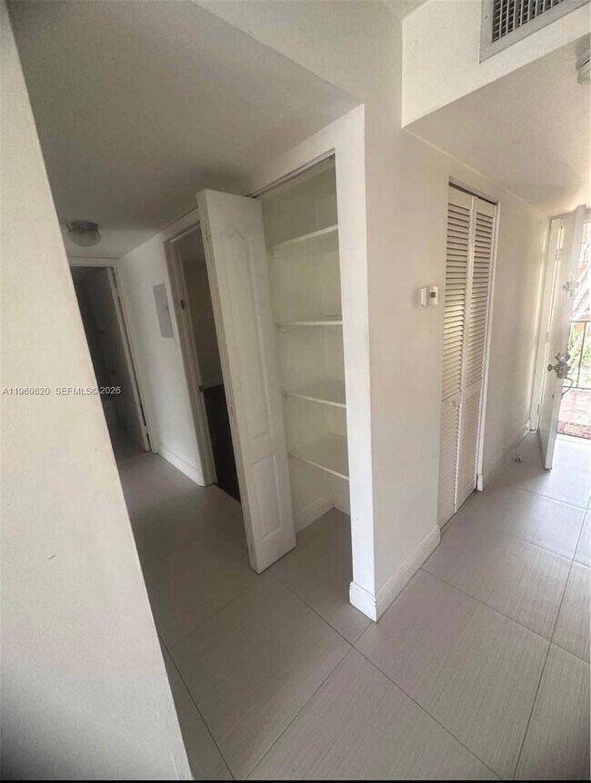 Building Photo - 10845 SW 112th Ave