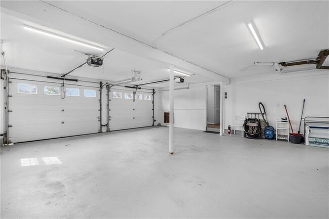 Building Photo - 384 Valley Rd