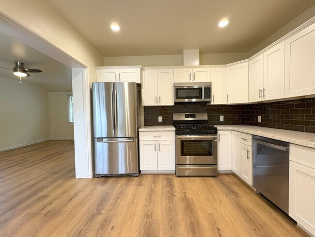 Building Photo - Beautifully Updated 2BR/2BA – Yard & Garage