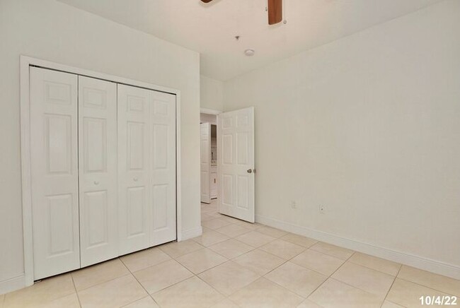 Building Photo - Beautiful 3/2 Spacious Condo with Lawn Car...