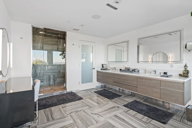 Building Photo - Prestigious Hollywood Hills Home for Rent
