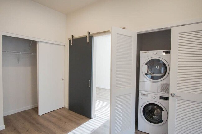 Building Photo - App Fee Special: Top Floor Modern 2 Bdr w/ W&D + AC!