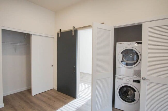 Building Photo - SPRING SPECIAL: Top Floor Modern 2 Bdr w/ W&D + AC!