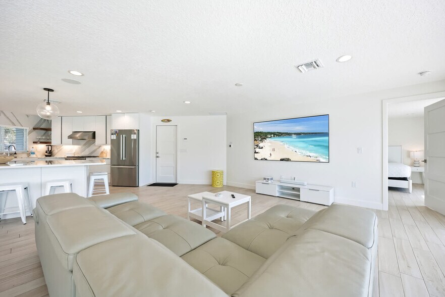 Building Photo - 220 June Dr