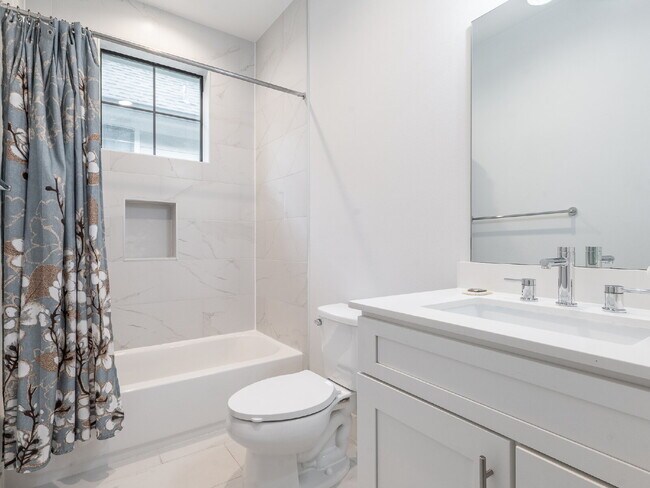 Building Photo - "Charming 4-Bed Houston Haven with Elegance on East 32nd Street!"