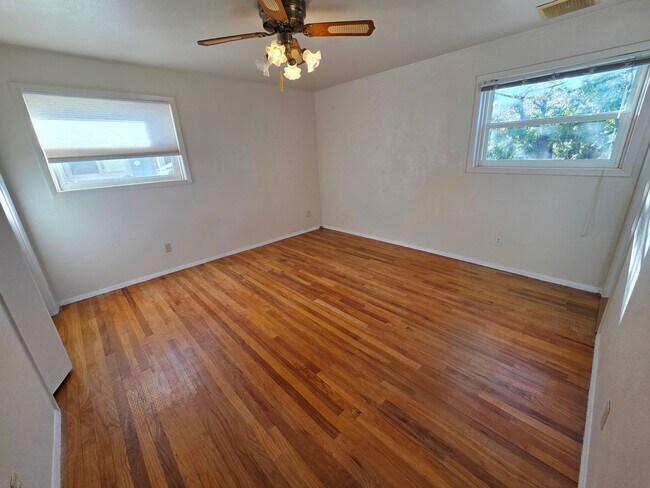 Building Photo - Spacious 3/4 bedroom, 2 bath home beautifu...