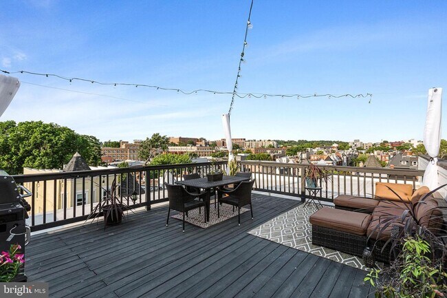 Building Photo - Stunning Three Bedroom Penthouse Condo W/Three Private Outdoor Spaces & Parking Included!