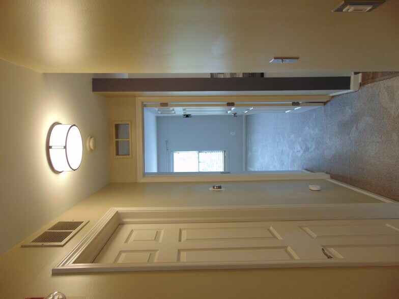 Building Photo - 129 E Bay Dr