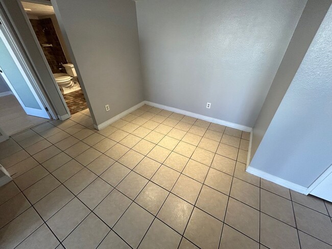 Building Photo - ADORABLE 1 BEDROOM 1 BATHROOM 1ST FLOOR CO...