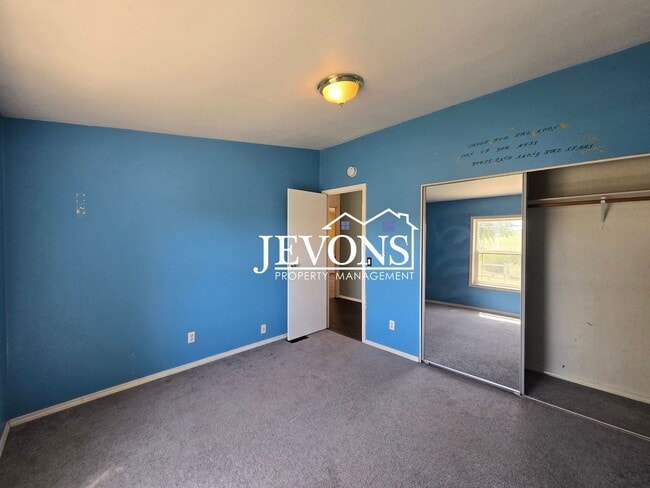 Building Photo - 4-bedroom single-family home with 1 fenced...