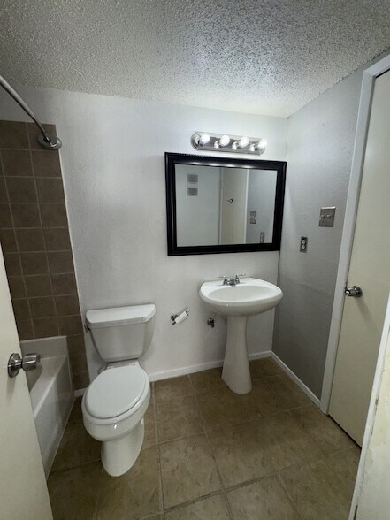 Building Photo - 13002 Leader St