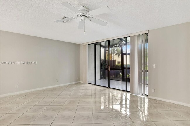 Building Photo - 4615 Carambola Cir S