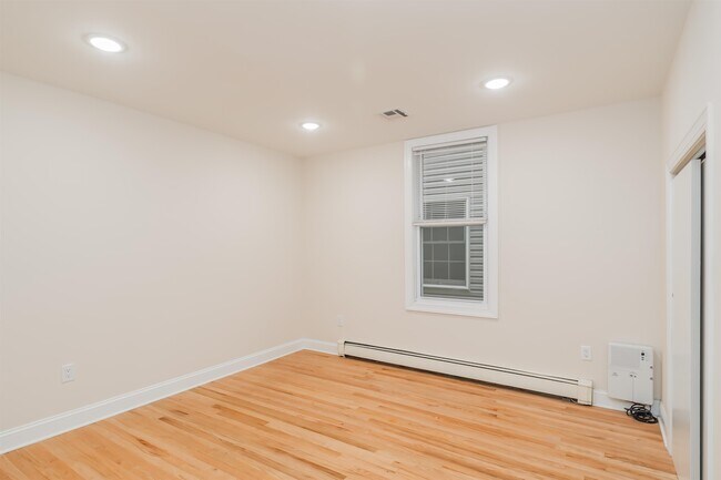 Building Photo - 77 W 50th St