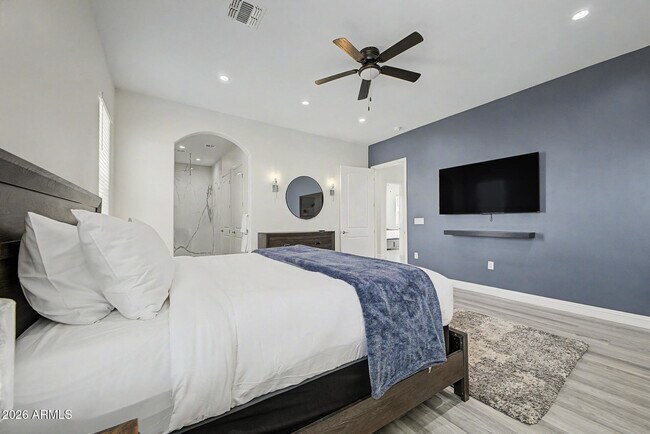 Building Photo - 1344 E Polk St