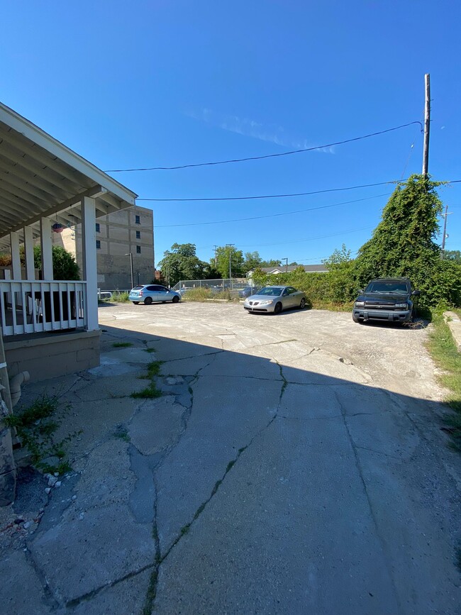 Building Photo - 1001 N Saginaw St