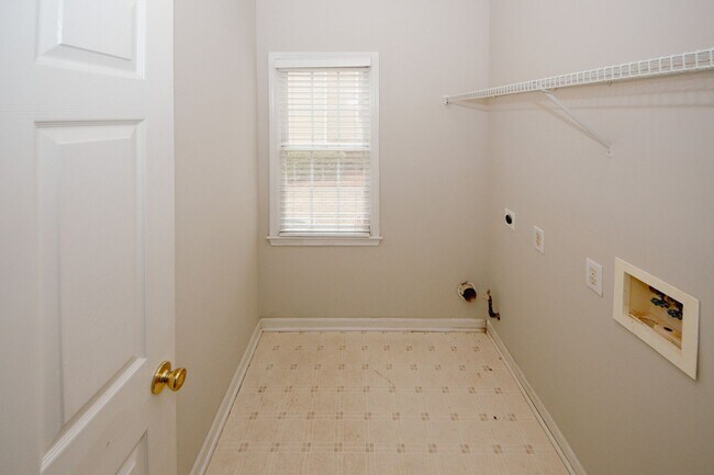 Building Photo - 1424 Shadowbrook Dr