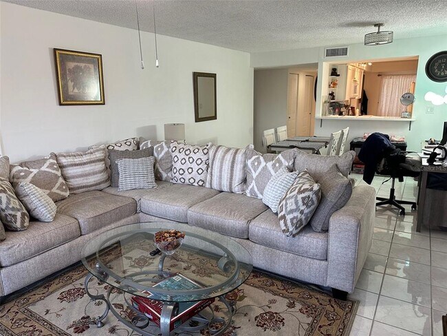 Building Photo - 2700 Cove Cay Dr