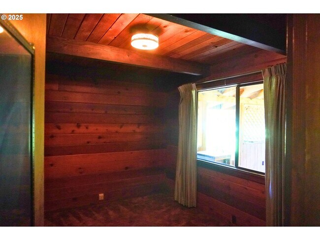 Building Photo - Cedar Built Home on Acreage for Lease in La Center