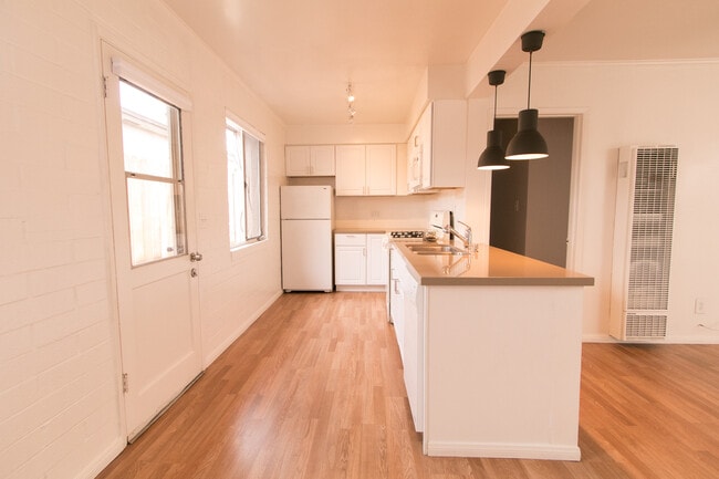 Building Photo - Charming 1br/1ba with Mid Century Touches in Ocean Beach/Point Loma