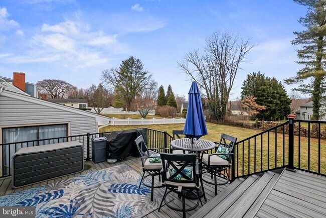 Building Photo - 731 W Country Club Dr