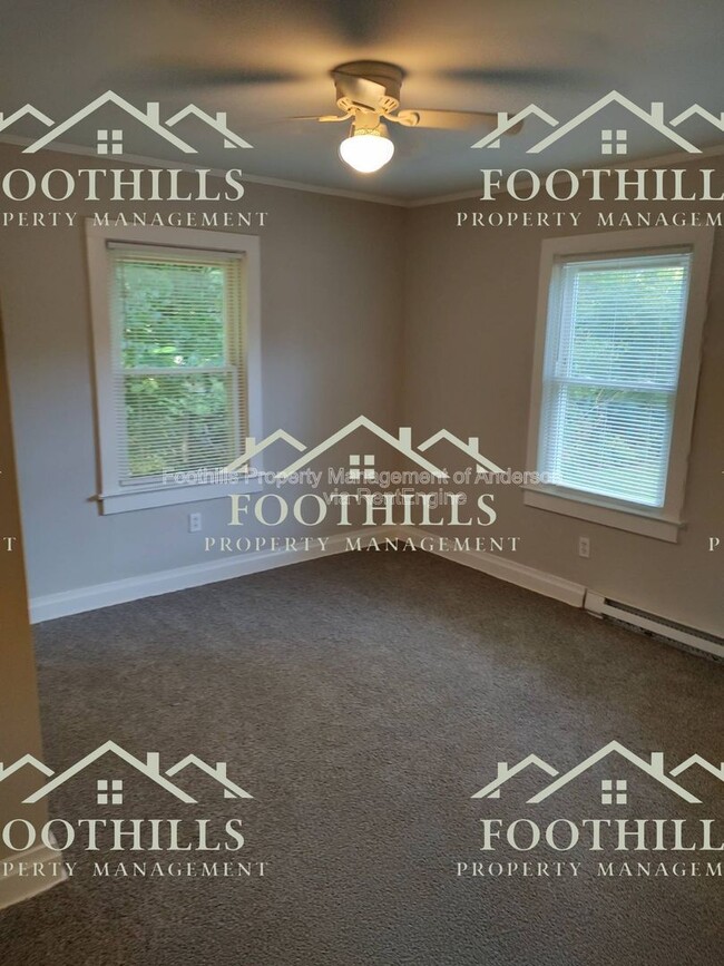 Building Photo - 1302 Robbins Dr