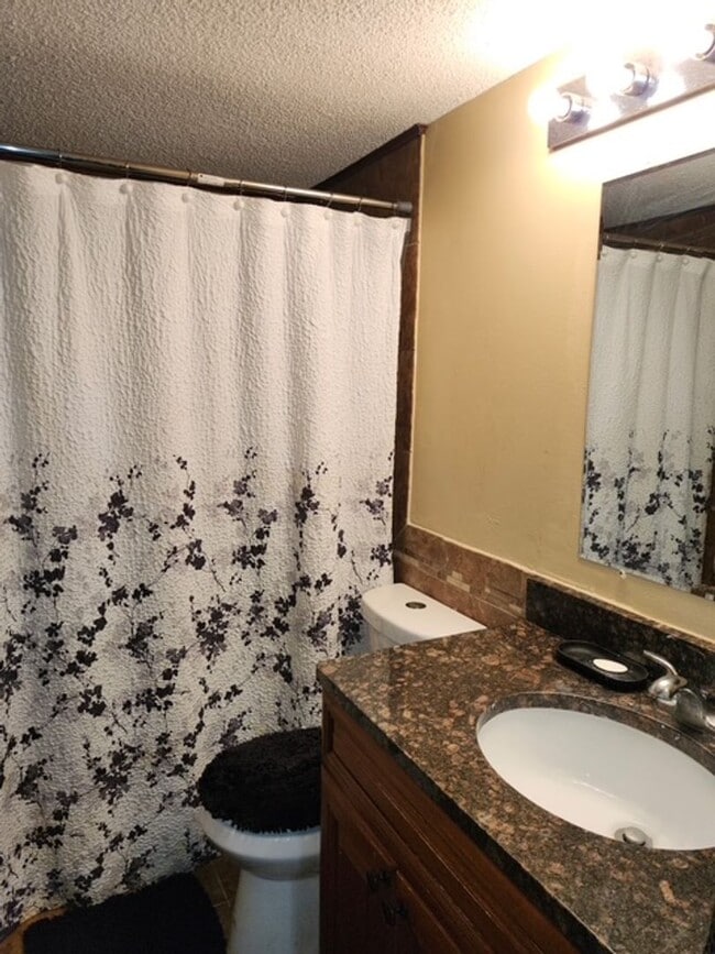 Building Photo - Spacious 2 bedroom in Hopkins