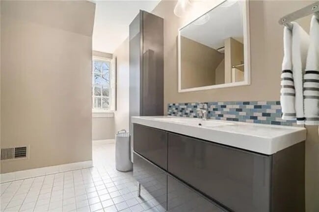 Building Photo - Charming 3bd/2.5bA Home Atlanta Near Emory & CDC w/ Private Fenced Yard in Cul-De-Sac!
