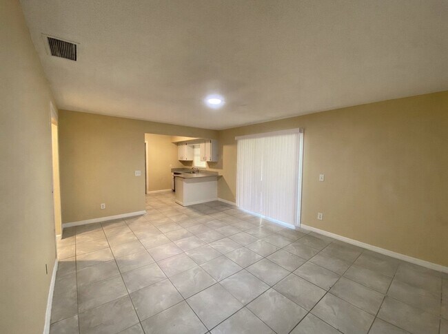 Building Photo - 3509 Lori Ln N