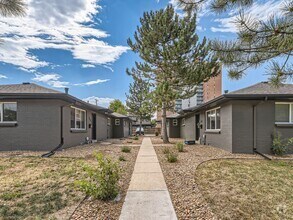 Building Photo - Hale neighborhood duplex w/large patio for...