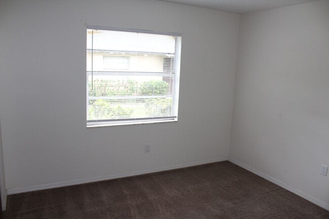 Building Photo - 1711 Birchwood Cir