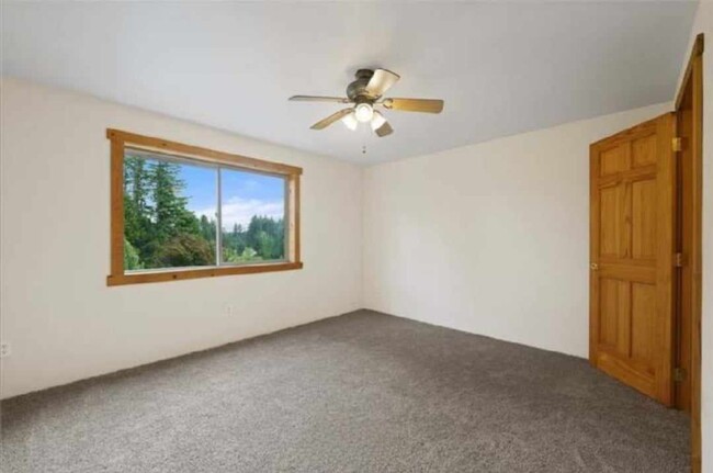 Building Photo - Spacious 3 bedroom in Timberlakes