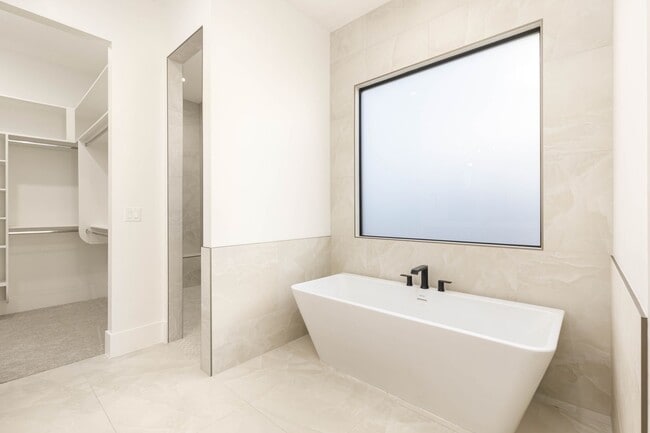 Building Photo - 6 bedroom with RV Garage and Hot Tub