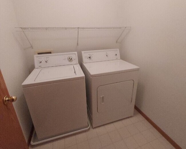 Building Photo - Nice 2 Bedroom 1.5 Bathroom Townhome in Hudson