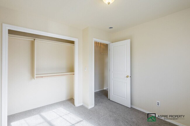 Building Photo - 3 bed 2 bath home