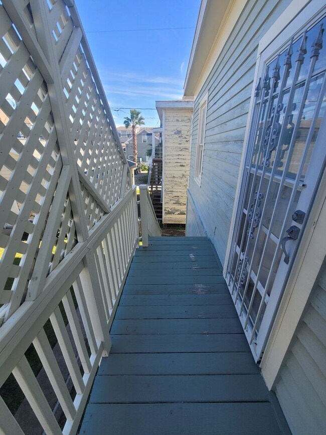 Building Photo - East End Upstairs 2 Bedroom Cottage