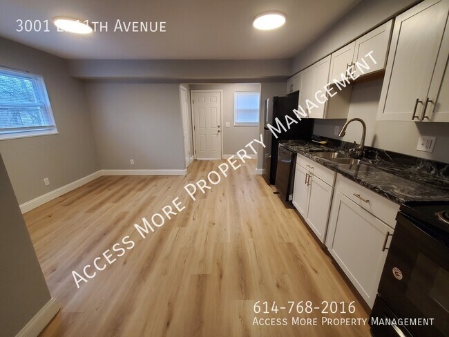 Building Photo - 3 BEDROOM TOWNHOME END UNIT