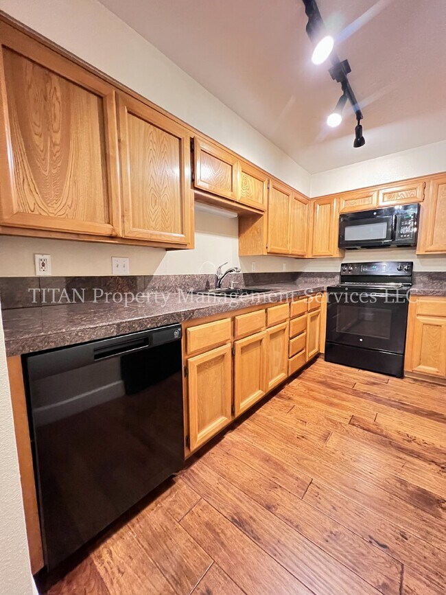 Building Photo - FREE RENT-Charming 1-Bed Condo Retreat with Fireplace & Pool in Tualatin!