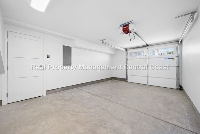Building Photo - AVAILABLE OCTOBER  - Stunning Townhome in ...