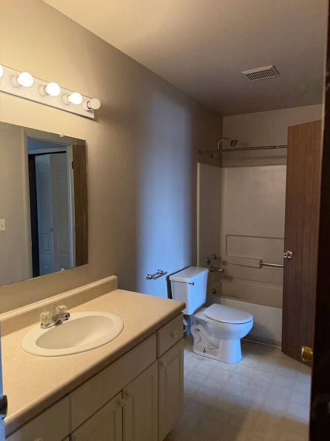 Building Photo - 812 W Cedar Ct