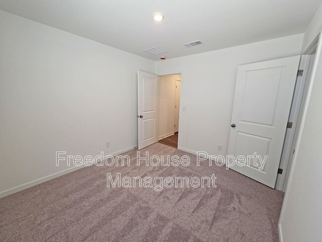 Building Photo - 660 Huyana Wind Dr