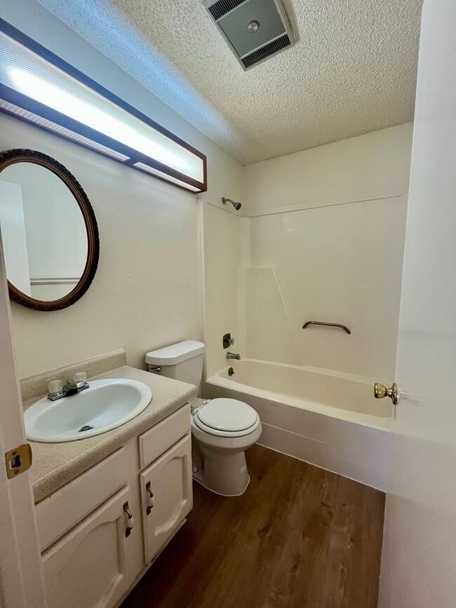 Building Photo - Charming 3/2 in Pipers Meadow *NO HOA* Mov...