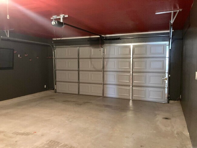 Building Photo - Contact Peggy at 501-676-1758 or Heather a...