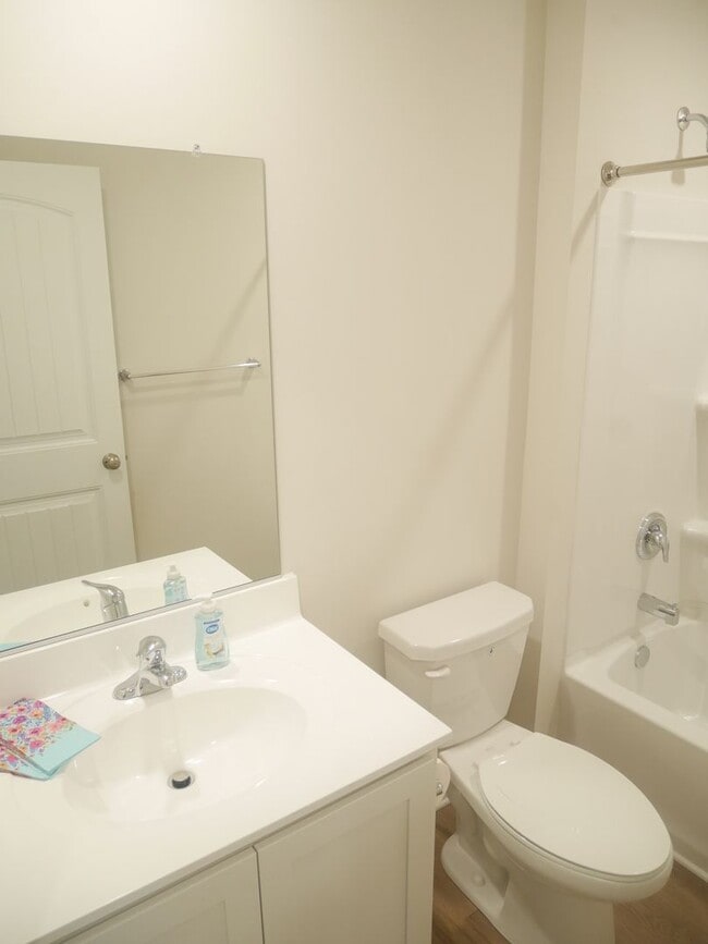 Building Photo - Modern End-Unit Townhouse in Sassafras Mea...