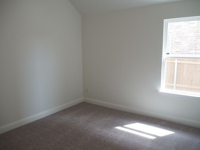 Building Photo - 2201 Yellowhammer Rd