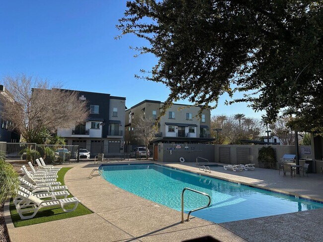 Building Photo - 4 bed 2.5 bath townhouse in The Crossings