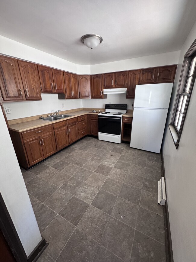 Building Photo - 813 E Washington St